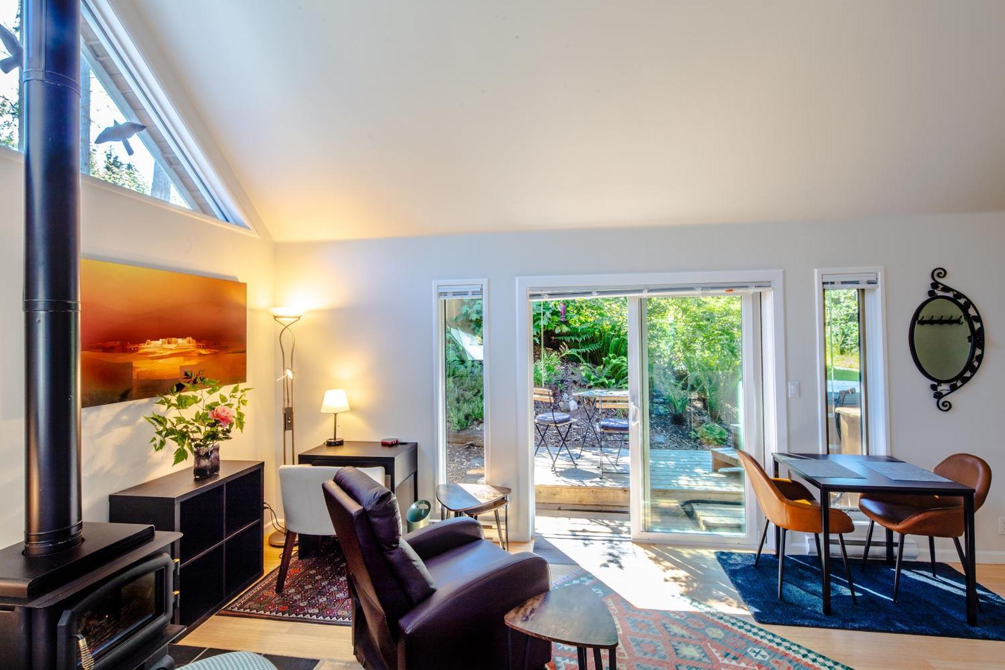 Manna House Apartment Denman Island Room photo