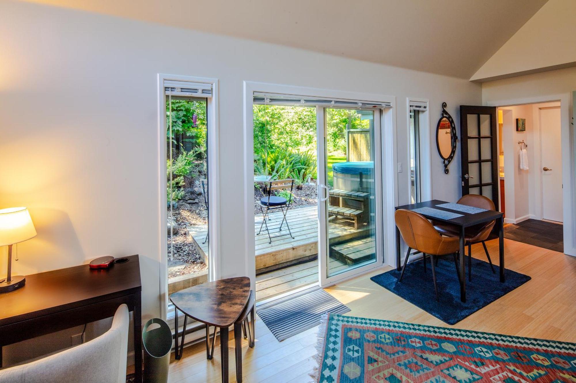 Manna House Apartment Denman Island Room photo